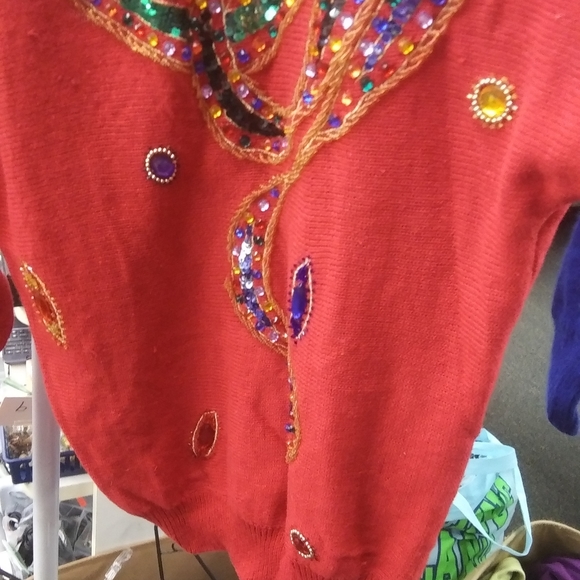 Red sweater - Picture 6 of 9